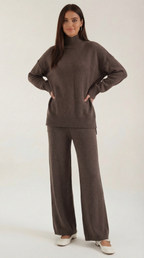 Conjunto de suéter de punto de cuello alto y pantalones vaqueros