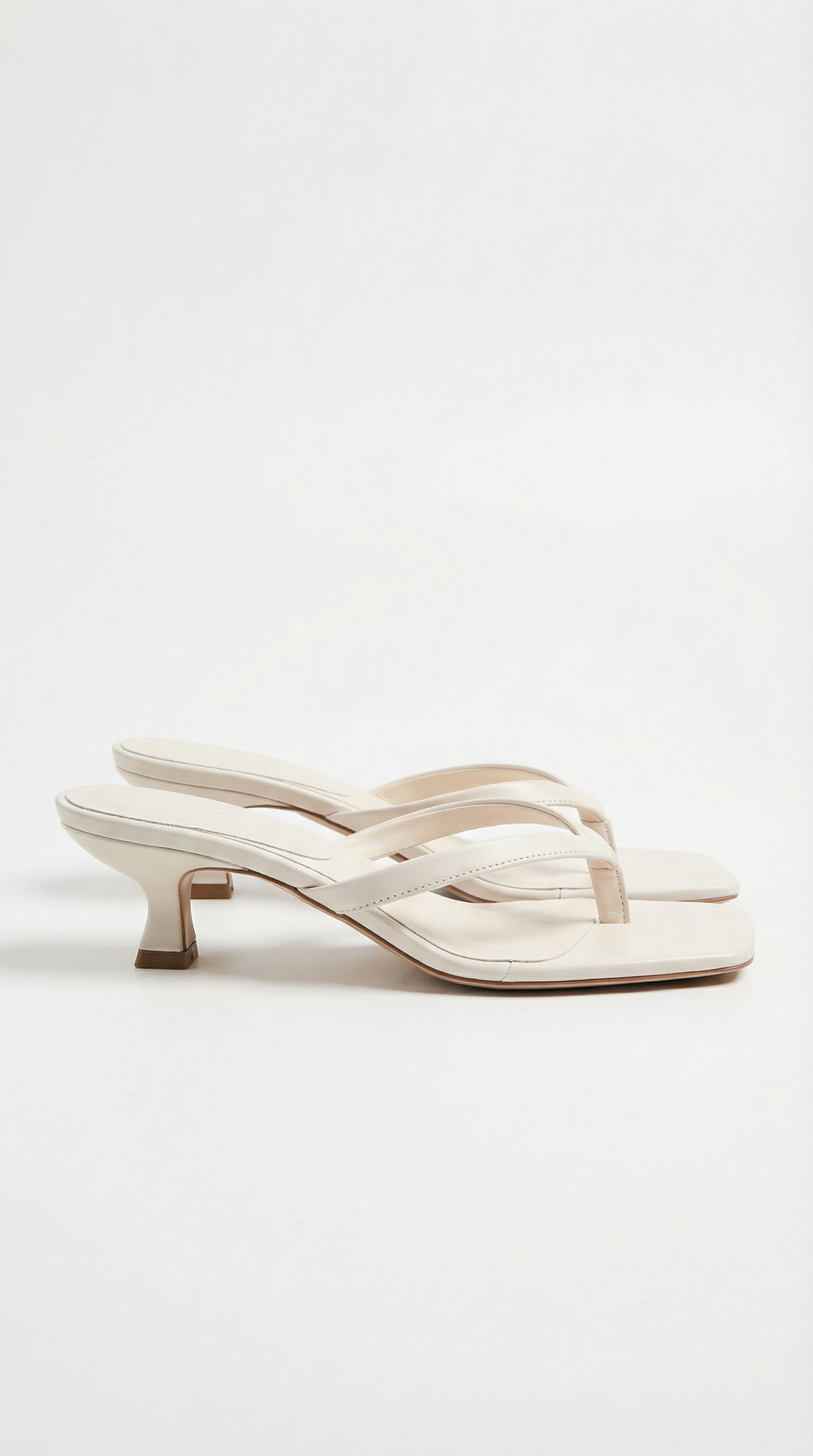 Sandalias de tiras entre los dedos de Jessica con tacón bajo