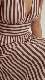 Vestido largo a rayas con cuello en V de Sandra
