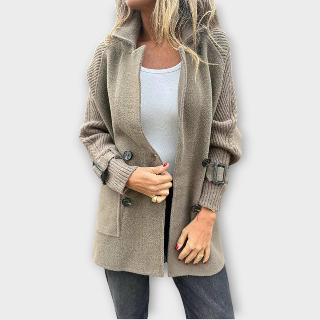 Abrigo de invierno con detalles de punto chic y acogedor