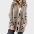 Abrigo de invierno con detalles de punto chic y acogedor